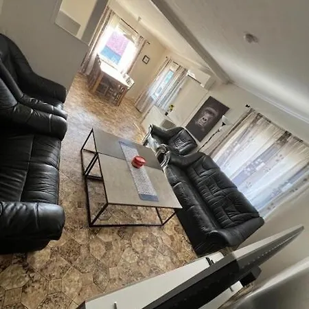 Stor Funksjonell Bolig Med Bat بيت ضيافة