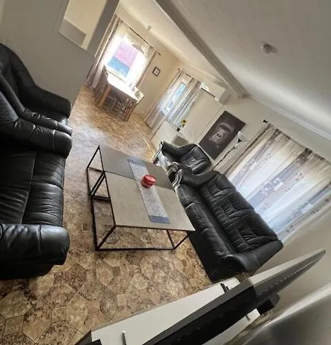 Stor Funksjonell Bolig Med Bat Gæstehus